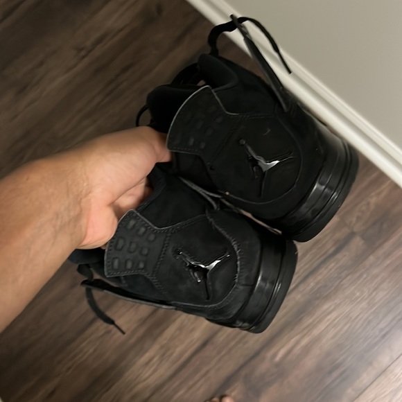 10.5 Black Cat main image 4